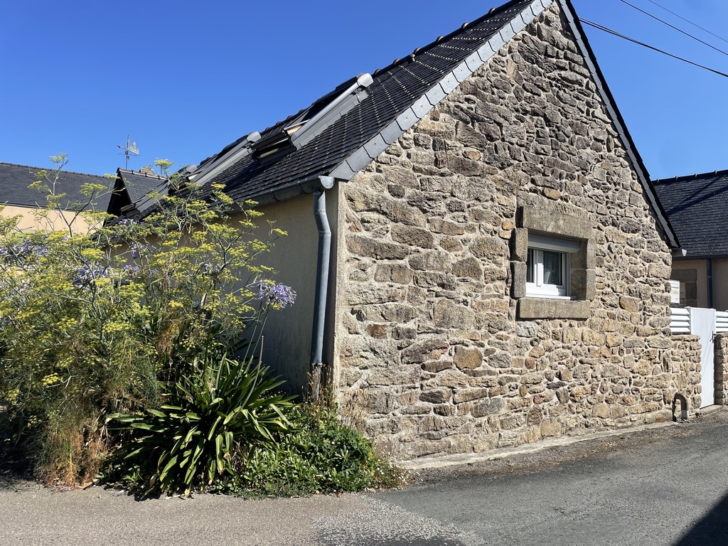 Douarnenez – Tréboul, Charmant Plain-Pied En Pierre Avec Cour & Stationnement