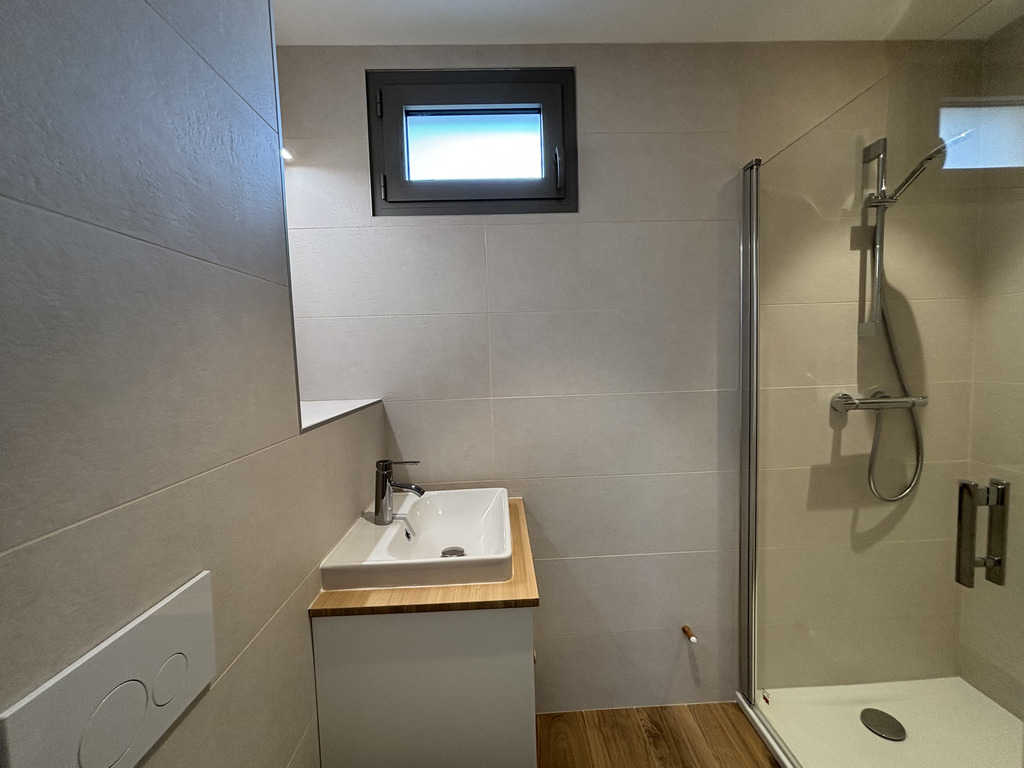 A Louer. Disponible au 1er Septembre 2026. LOCATION MEUBLEE.  Quimper, Maison Rénovée & Réhabilitée en Colocation – 4 Chambres