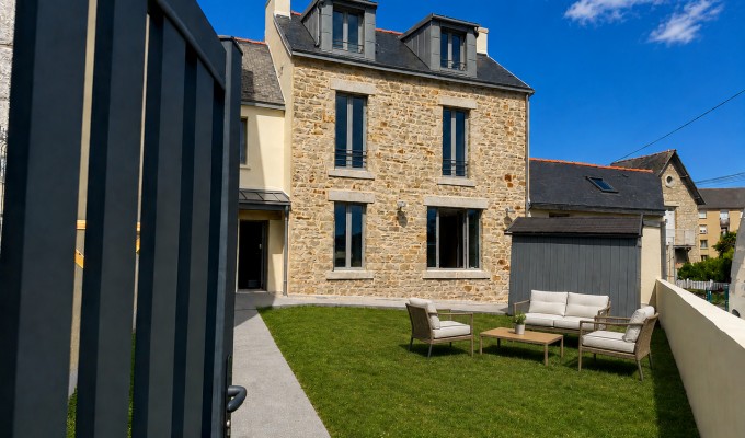 A Louer. Disponible au 1er Septembre 2026. LOCATION MEUBLEE.  Quimper, Maison Rénovée & Réhabilitée en Colocation – 4 Chambres