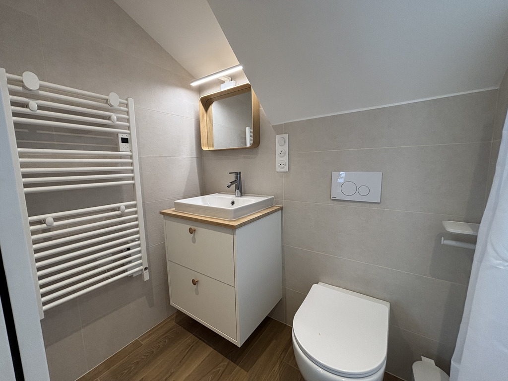 A Louer. Disponible au 1er Septembre 2026. LOCATION MEUBLEE.  Quimper, Maison Rénovée & Réhabilitée en Colocation – 4 Chambres