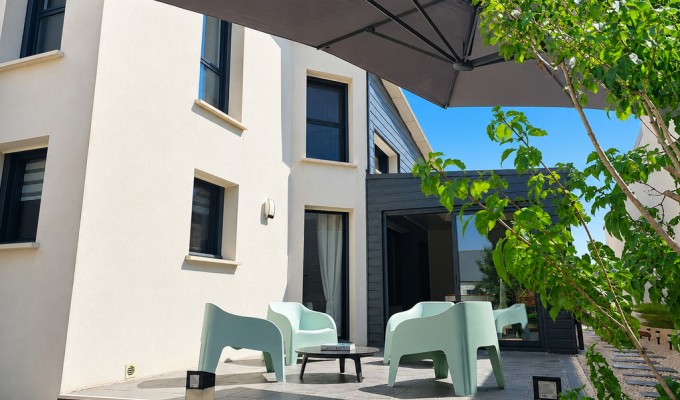 Riantec – Cubique & Chaleureuse Maison Contemporaine de 123m² & Son Jardin Paysagé