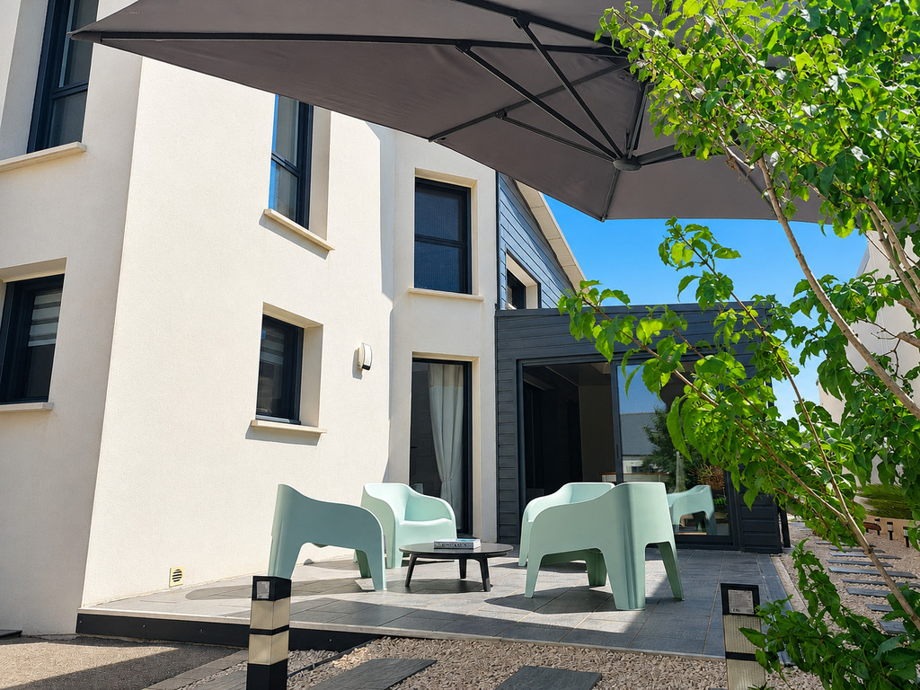 Riantec – Cubique & Chaleureuse Maison Contemporaine de 123m² & Son Jardin Paysagé