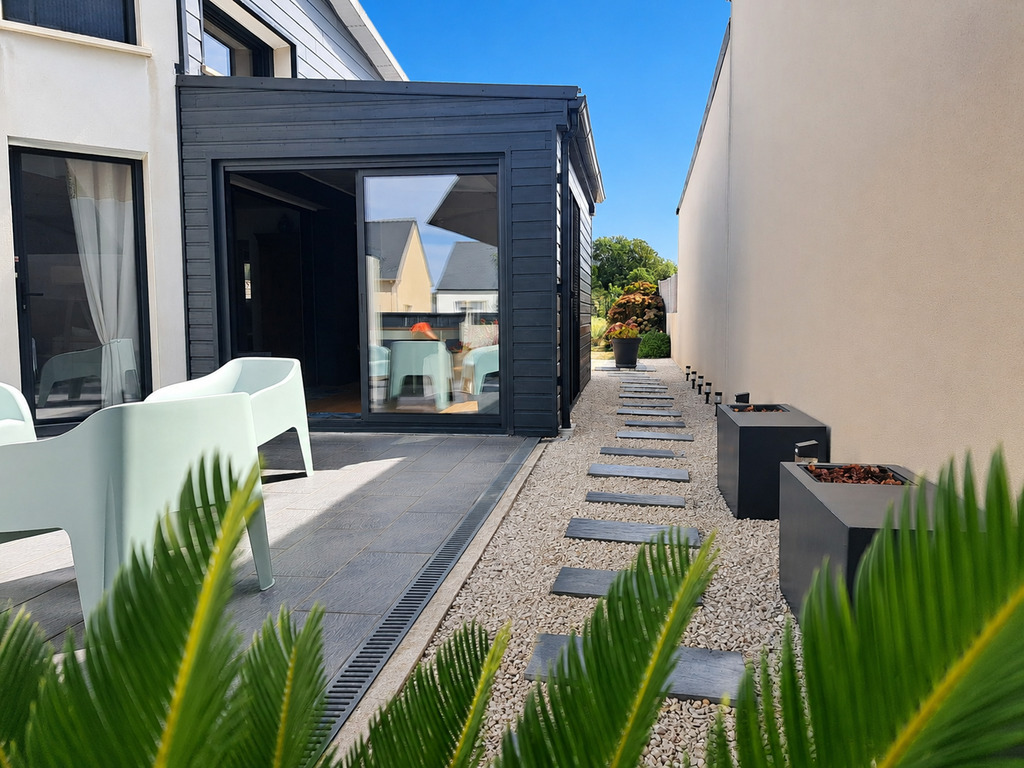 Riantec – Cubique & Chaleureuse Maison Contemporaine de 123m² & Son Jardin Paysagé