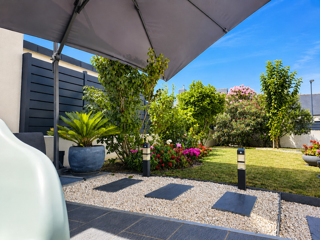 Riantec – Cubique & Chaleureuse Maison Contemporaine de 123m² & Son Jardin Paysagé