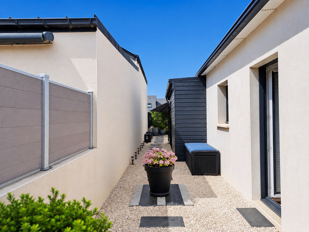 Riantec – Cubique & Chaleureuse Maison Contemporaine de 123m² & Son Jardin Paysagé