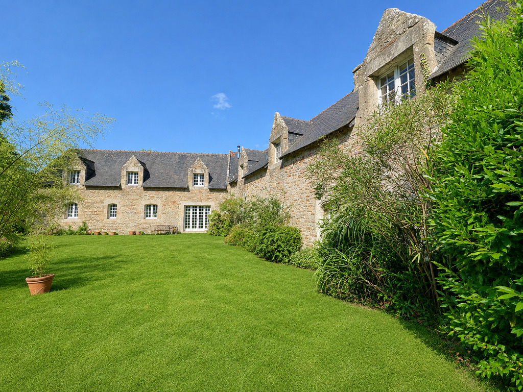 Quéven – L’Authentique Propriété En Pierre De 347 m² A Rénover Avec Dépendance & Son Terrain Arboré De 4000 m² Constructible