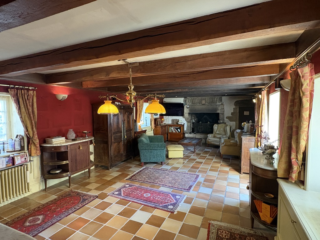 Quéven – L’Authentique Propriété En Pierre De 347 m² A Rénover Avec Dépendance & Son Terrain Arboré De 4000 m² Constructible