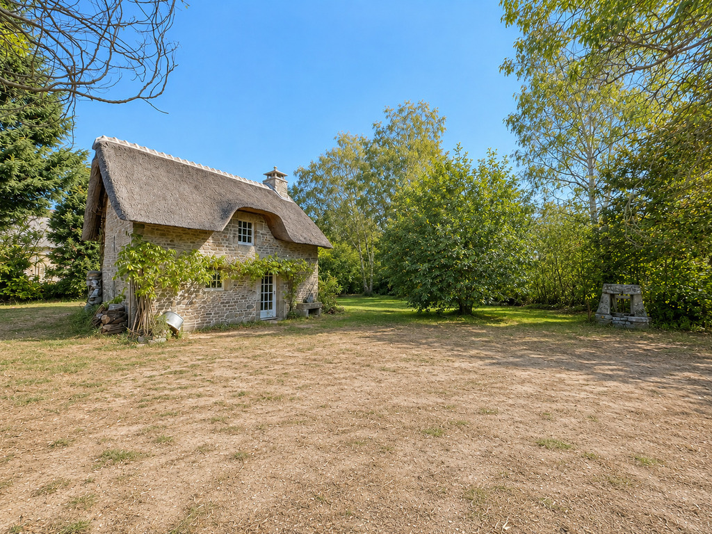 Quéven – L’Authentique Propriété En Pierre De 347 m² A Rénover Avec Dépendance & Son Terrain Arboré De 4000 m² Constructible