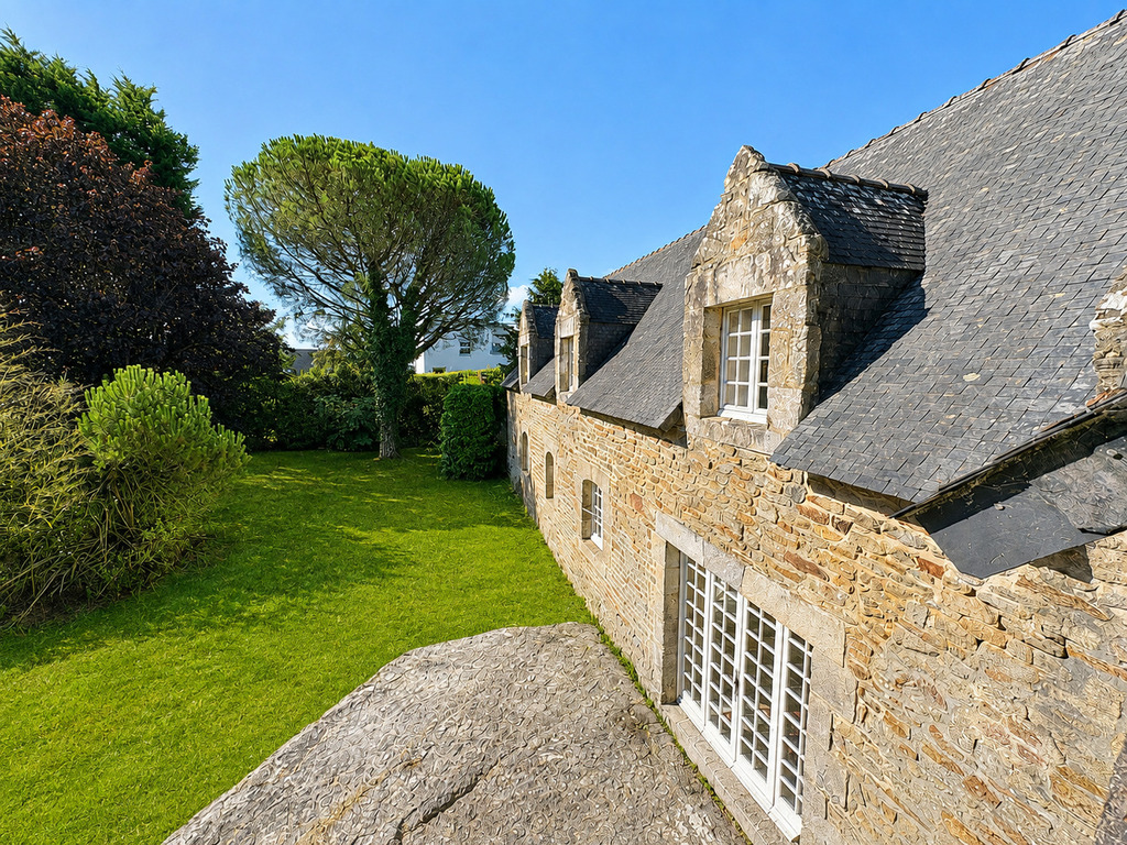 Quéven – L’Authentique Propriété En Pierre De 347 m² A Rénover Avec Dépendance & Son Terrain Arboré De 4000 m² Constructible