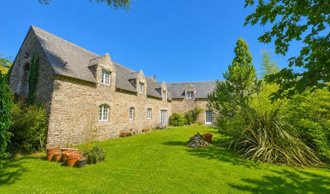 Quéven – L’Authentique Propriété En Pierre De 347 m² A Rénover Avec Dépendance & Son Terrain Arboré De 4000 m² Constructible