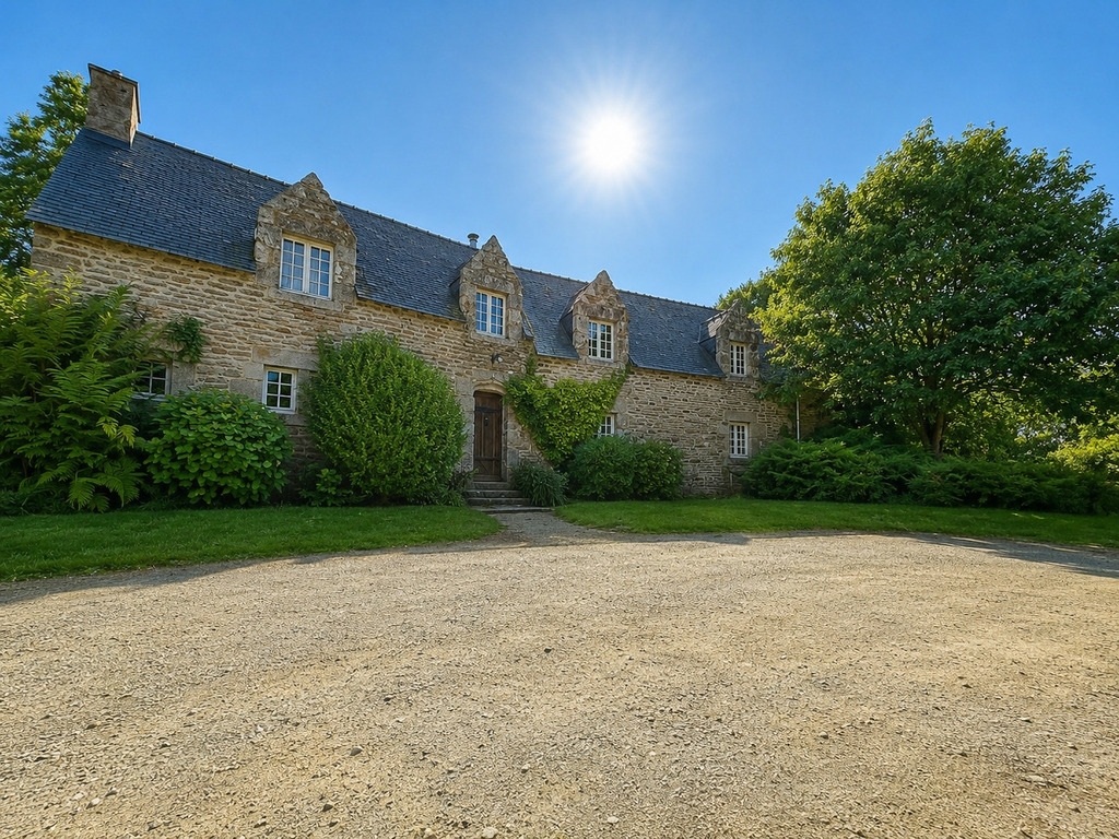 Quéven – L’Authentique Propriété En Pierre De 347 m² A Rénover Avec Dépendance & Son Terrain Arboré De 4000 m² Constructible