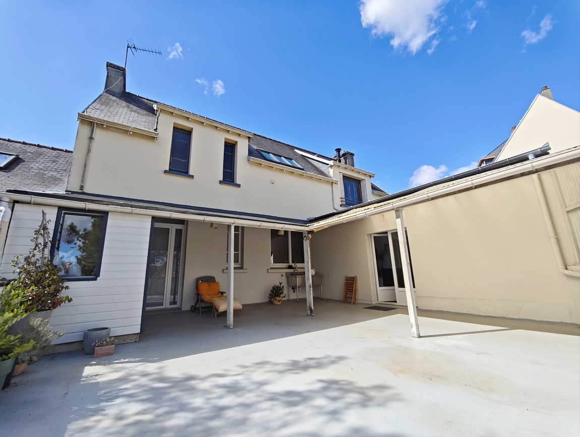Quimper. Vaste Maison Familiale (180 m²) aux 4 Chambres,Terrasse & Grand Garage (170 m²)