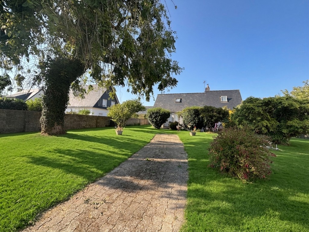 Saint-Yvi – Maison en Plein Bourg de 95 m² sur Terrain Clos de 780m² & Garage