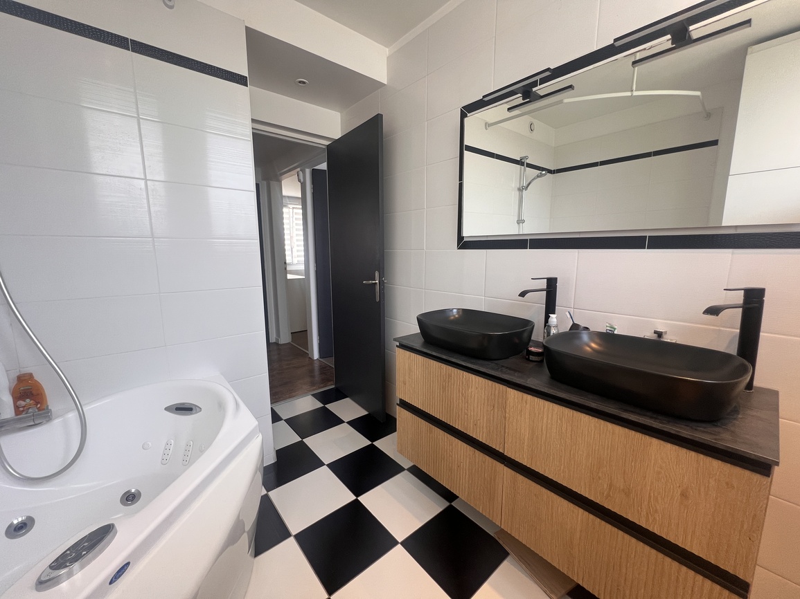 LORIENT HYPERCENTRE – Rare – Appartement 90m² avec jardin clos, terrasse & jacuzzi – 3 chambres