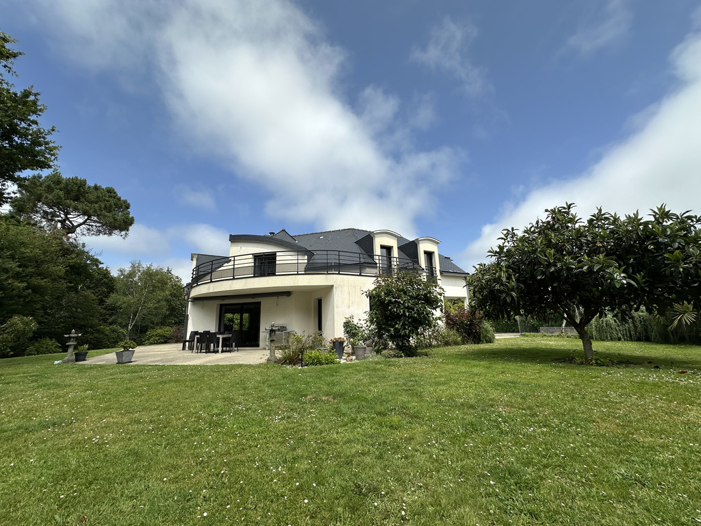 Guidel, Élégante Propriété Familiale de 198m2 sur un Magnifique Paysagé de 8 000 m² ! RARE !