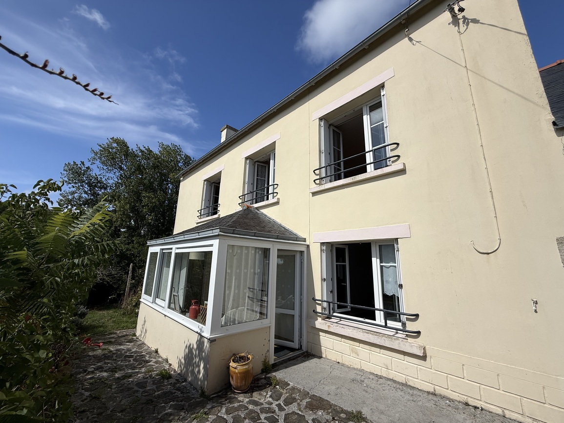 Plouhinec – Maison en Pierre Vue Mer Située à 700 m de la Plage avec Jardin Arboré Garage & Atelier