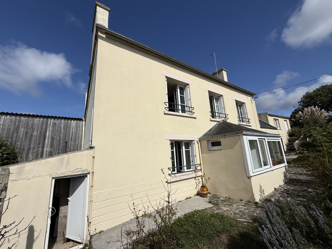 Plouhinec – Maison en Pierre Vue Mer Située à 700 m de la Plage avec Jardin Arboré Garage & Atelier