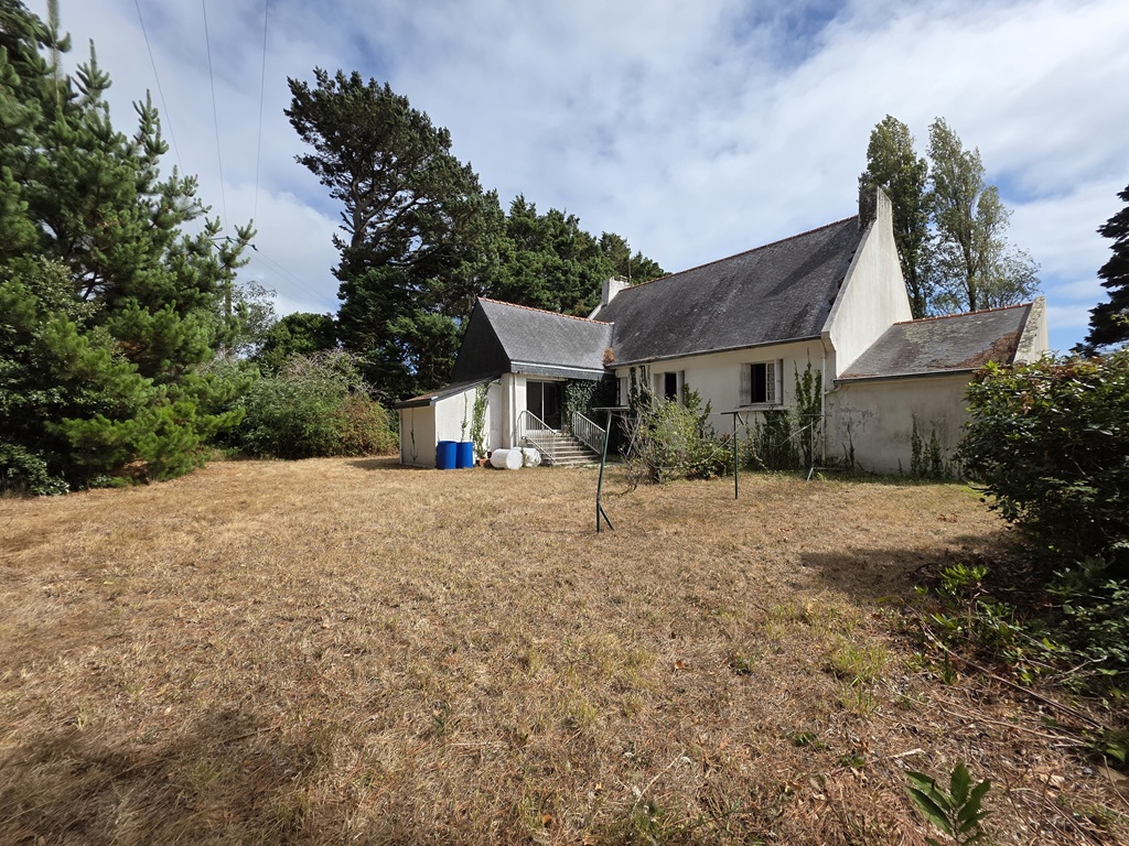 Exclusivité Agence. LESCONIL, Maison de Plain-Pied à rénover Sur Son Grand Terrain Constructible de 4833 m²