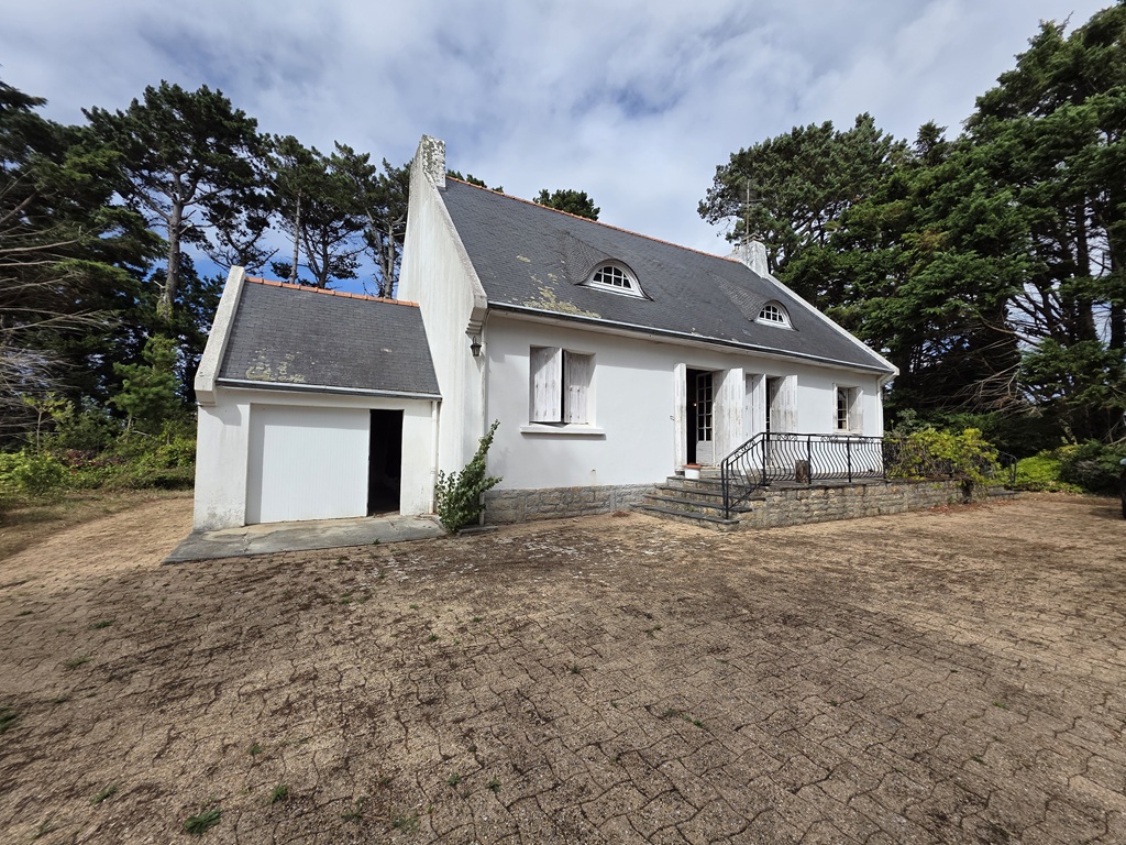 Exclusivité Agence. LESCONIL, Maison de Plain-Pied à rénover Sur Son Grand Terrain Constructible de 4833 m²
