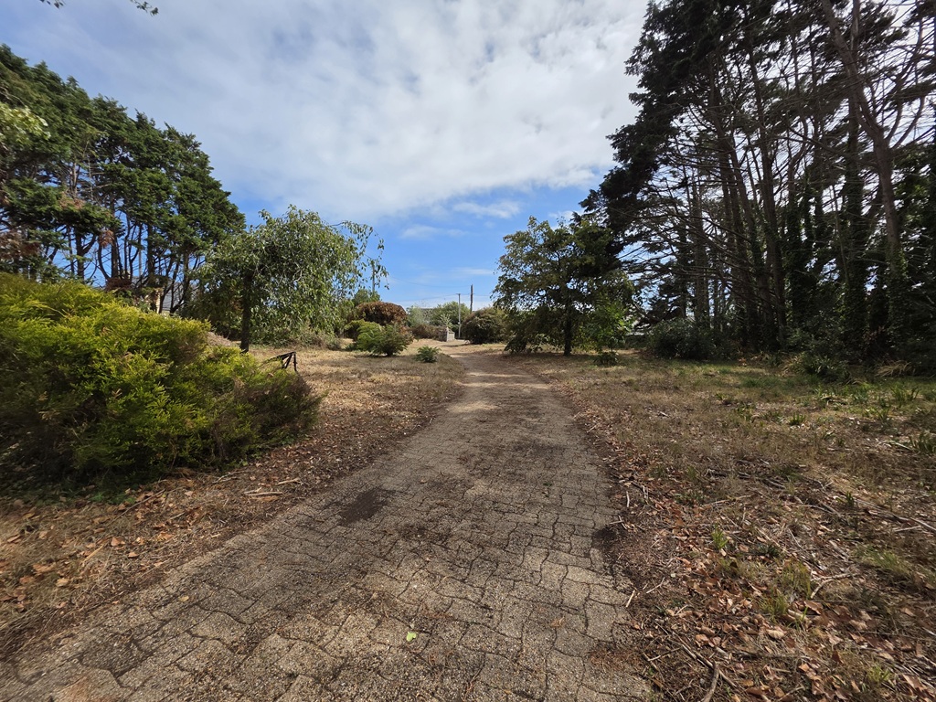 Exclusivité Agence. LESCONIL, Maison de Plain-Pied à rénover Sur Son Grand Terrain Constructible de 4833 m²