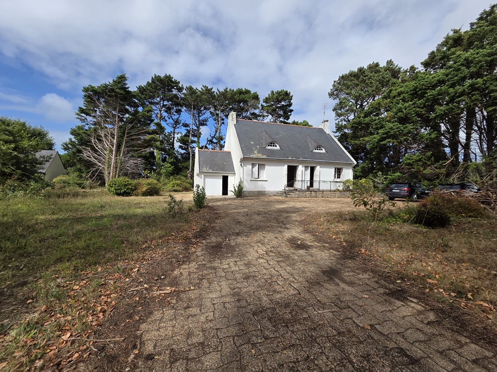 Exclusivité Agence. LESCONIL, Maison de Plain-Pied à rénover Sur Son Grand Terrain Constructible de 4833 m²