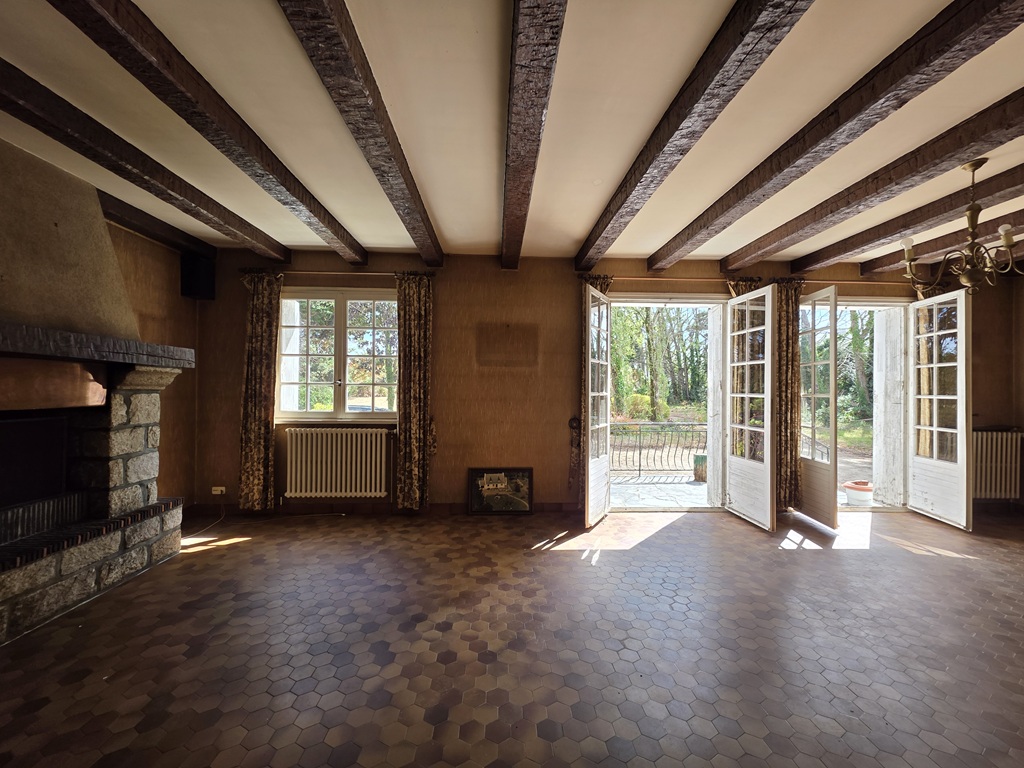 Exclusivité Agence. LESCONIL, Maison de Plain-Pied à rénover Sur Son Grand Terrain Constructible de 4833 m²