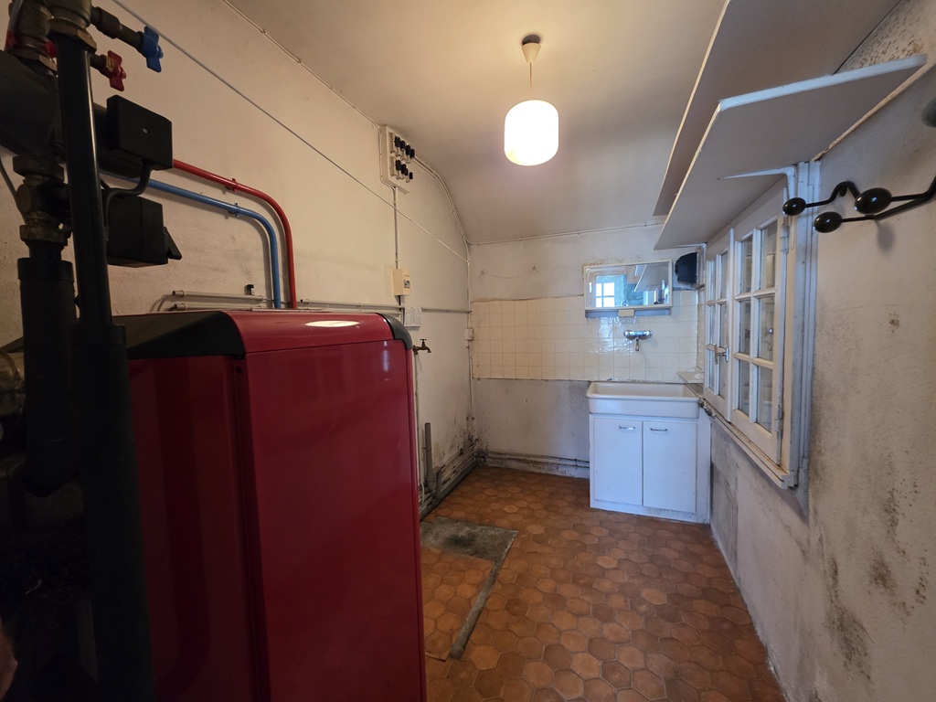 Exclusivité Agence. LESCONIL, Maison de Plain-Pied à rénover Sur Son Grand Terrain Constructible de 4833 m²