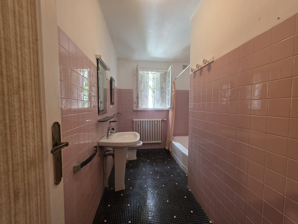 Exclusivité Agence. LESCONIL, Maison de Plain-Pied à rénover Sur Son Grand Terrain Constructible de 4833 m²