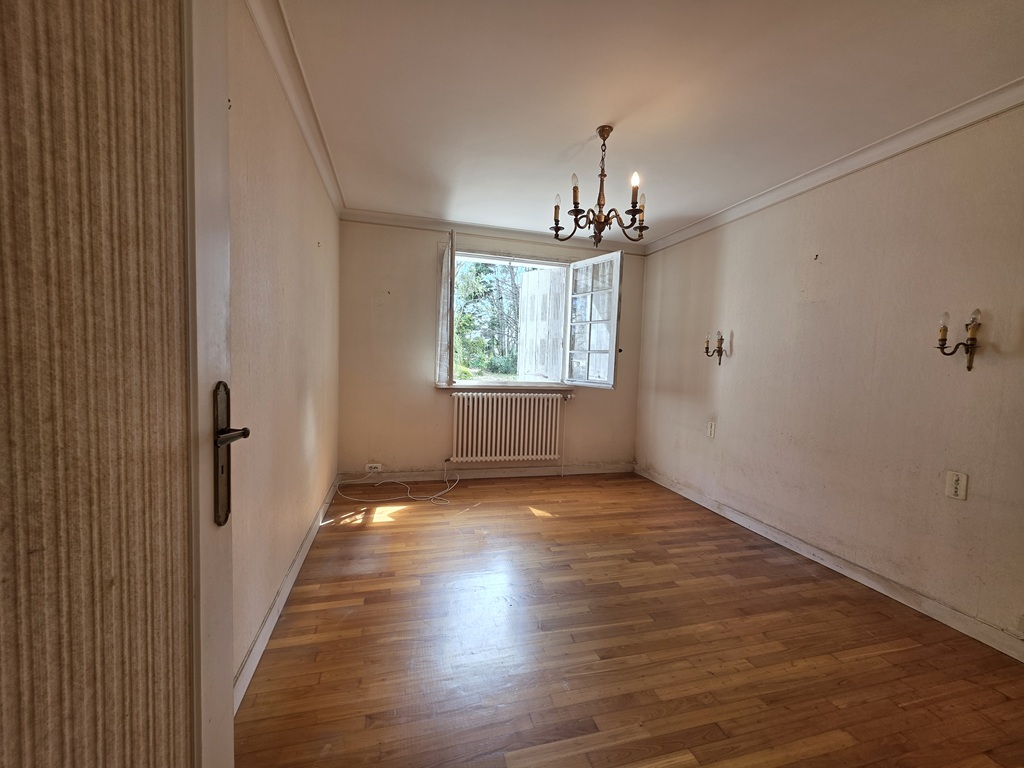 Exclusivité Agence. LESCONIL, Maison de Plain-Pied à rénover Sur Son Grand Terrain Constructible de 4833 m²