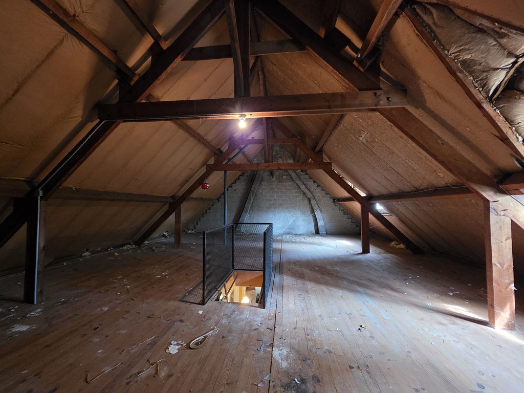 Exclusivité Agence. LESCONIL, Maison de Plain-Pied à rénover Sur Son Grand Terrain Constructible de 4833 m²