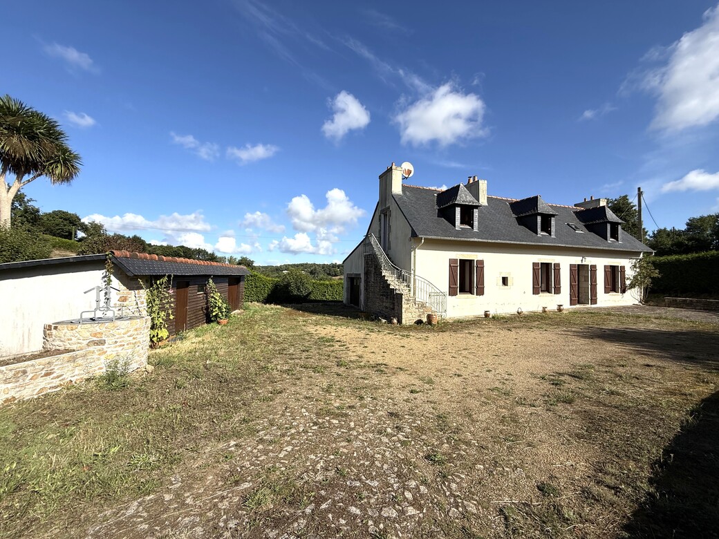 Plogastel-Saint-Germain – La Jolie Maison de Campagne Située au Calme sur un Terrain Arboré avec Verger