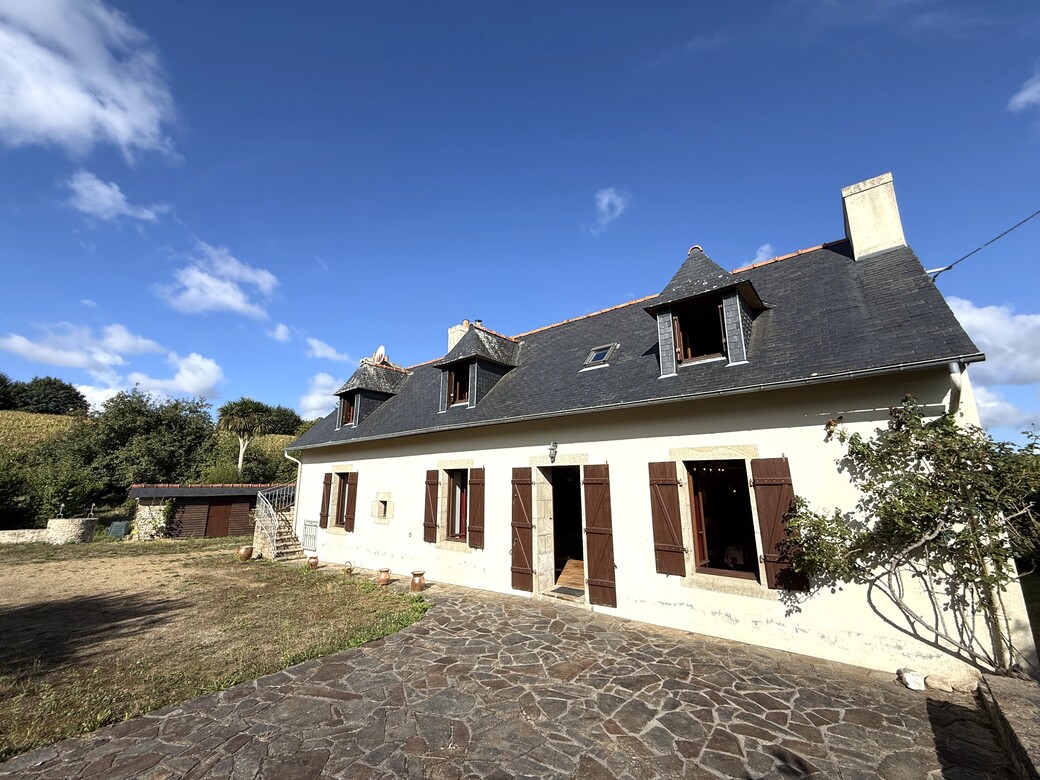 Plogastel-Saint-Germain – La Jolie Maison de Campagne Située au Calme sur un Terrain Arboré avec Verger