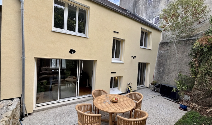 Quimper. Charme & Authenticité pour Maison Familiale Parfaitement Rénovée avec Terrasse