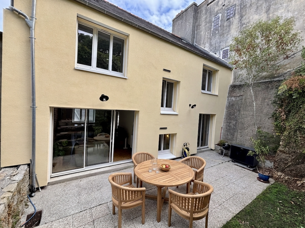 Quimper. Charme & Authenticité pour Maison Familiale Parfaitement Rénovée avec Terrasse