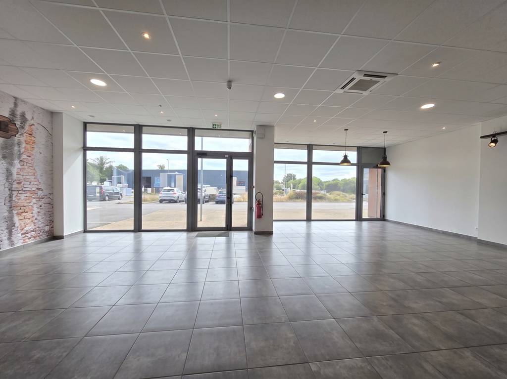 Pont l’abbé – A LOUER Emplacement Commercial N°1, Surface Commerciale de 200 m² avec Réserve