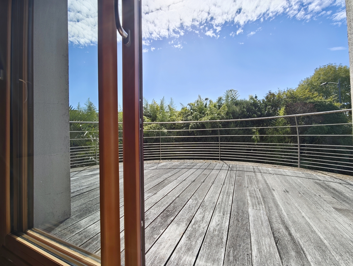 Quimper (8 min). Propriété d’Exception (250 m2) avec Piscine, Parc de 2800 m2 & Dépendance.