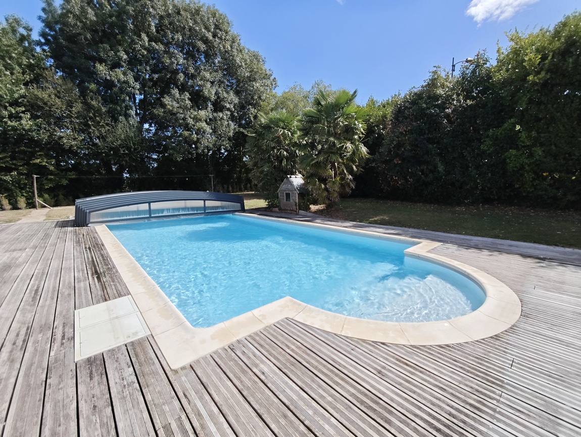 Quimper (8 min). Propriété d’Exception (250 m2) avec Piscine, Parc de 2800 m2 & Dépendance.