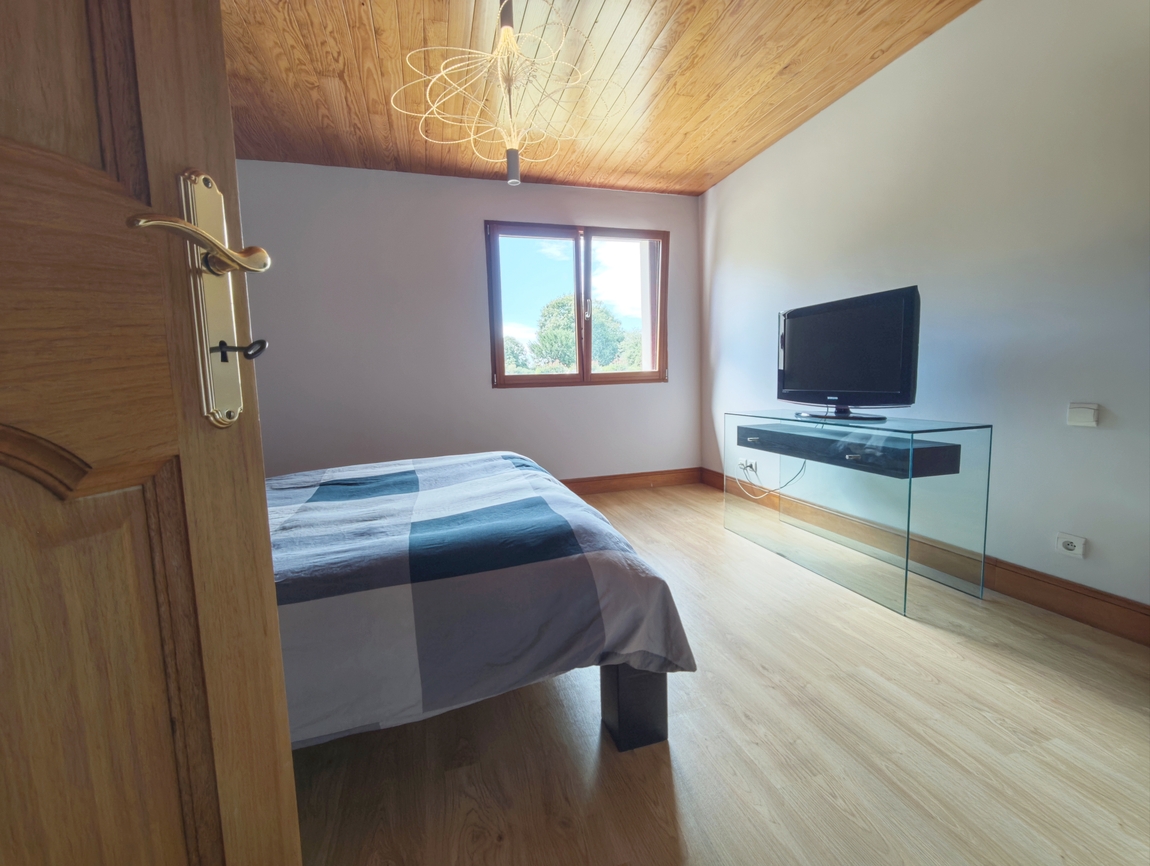 Quimper (8 min). Propriété d’Exception (250 m2) avec Piscine, Parc de 2800 m2 & Dépendance.