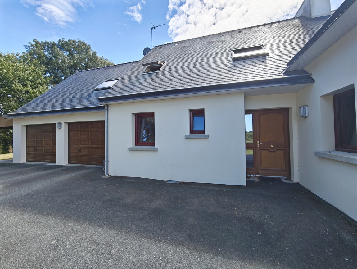 Quimper (8 min). Propriété d’Exception (250 m2) avec Piscine, Parc de 2800 m2 & Dépendance.
