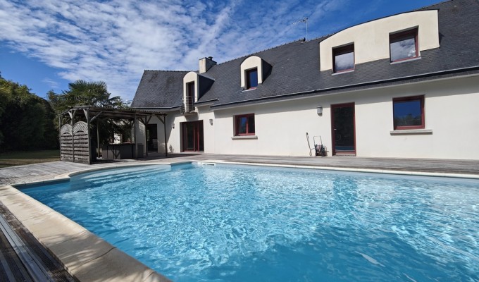Quimper (8 min). Propriété d’Exception (250 m2) avec Piscine, Parc de 2800 m2 & Dépendance.