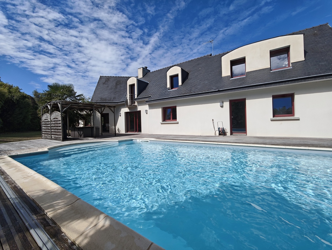 Quimper (8 min). Propriété d’Exception (250 m2) avec Piscine, Parc de 2800 m2 & Dépendance.