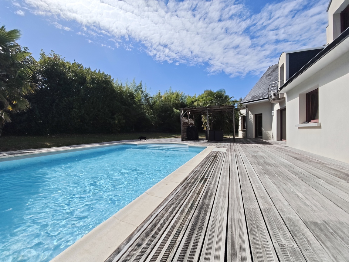 Quimper (8 min). Propriété d’Exception (250 m2) avec Piscine, Parc de 2800 m2 & Dépendance.