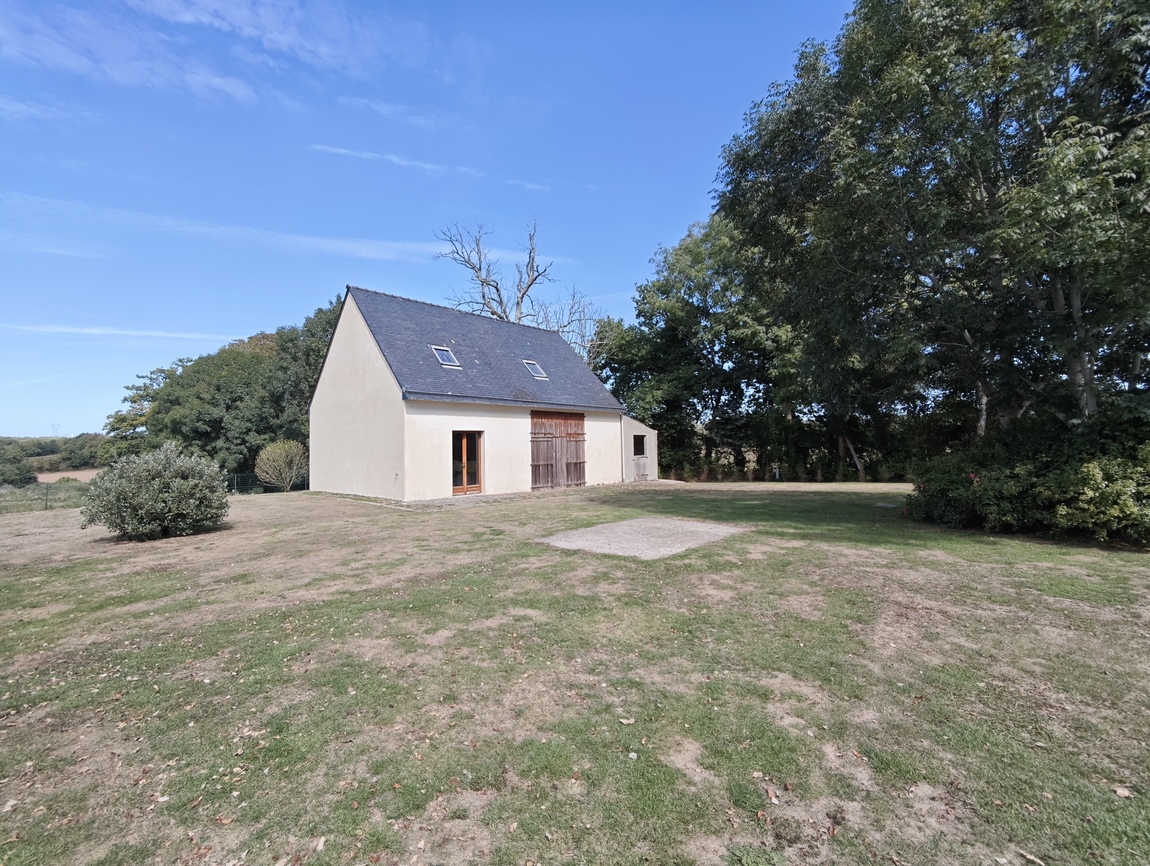 Quimper (8 min). Propriété d’Exception (250 m2) avec Piscine, Parc de 2800 m2 & Dépendance.
