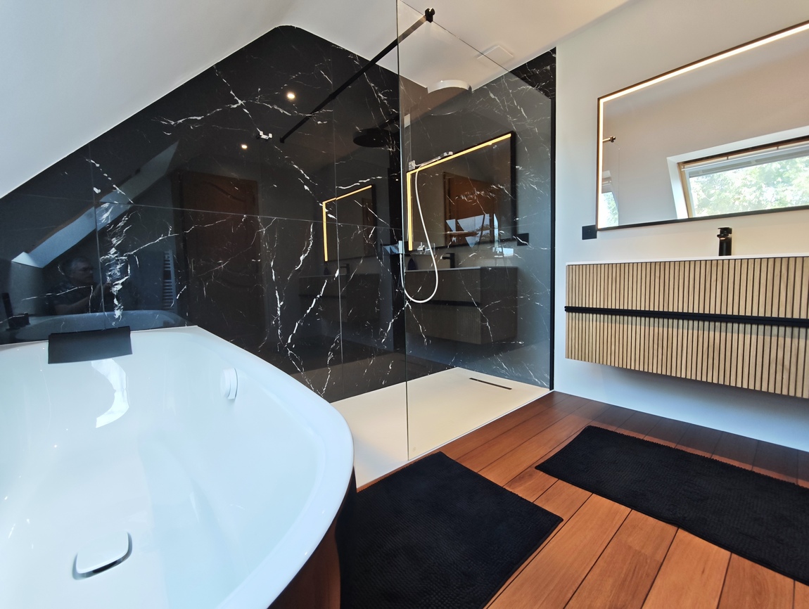 Quimper (8 min). Propriété d’Exception (250 m2) avec Piscine, Parc de 2800 m2 & Dépendance.
