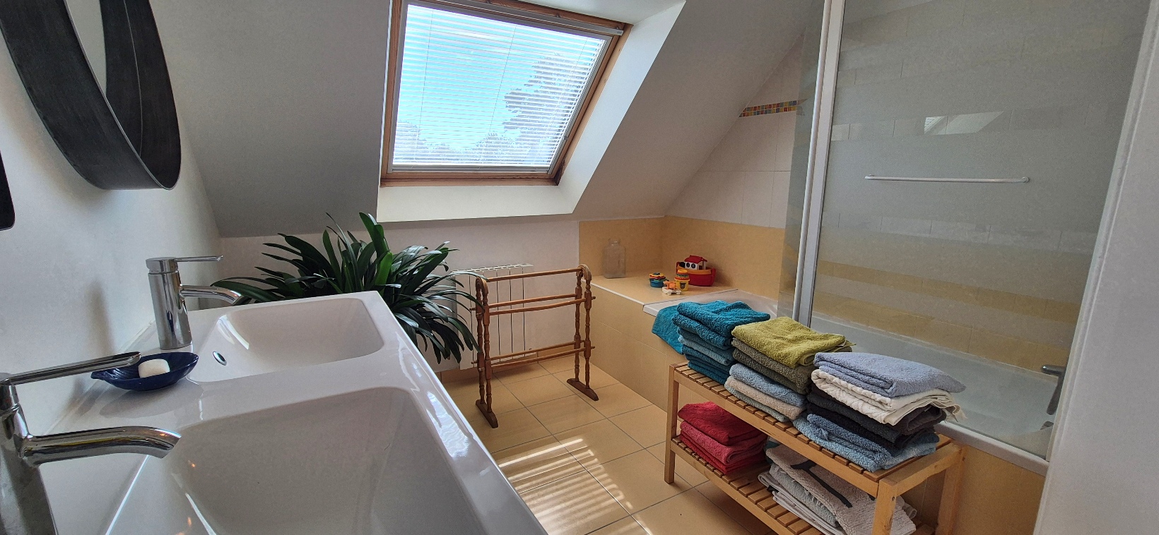 Gouesnach – Jolie contemporaine au calme dans le Bourg 4 Chambres avec Jardin
