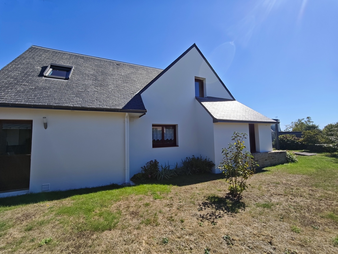 Ergué-Gabéric. Prestations Soignées pour Maison Contemporaine (135 m2) à Deux Pas des Commodités.