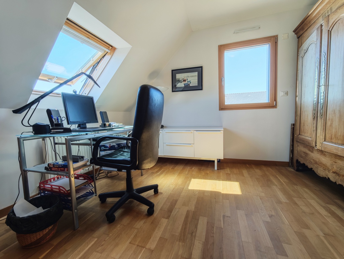 Ergué-Gabéric. Prestations Soignées pour Maison Contemporaine (135 m2) à Deux Pas des Commodités.