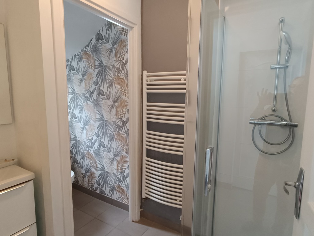Rénovation Qualitative & Commerces à Pied Pour Cette maison des Années 60 Sur Son Terrain Clos de 280m²