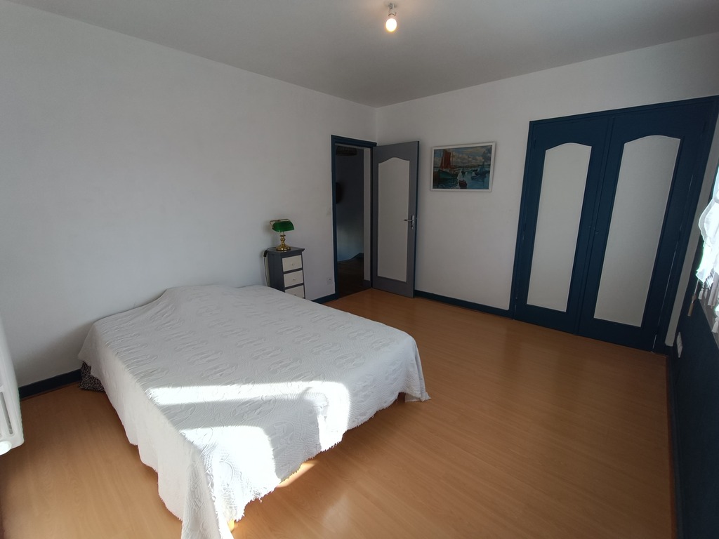 Rénovation Qualitative & Commerces à Pied Pour Cette maison des Années 60 Sur Son Terrain Clos de 280m²