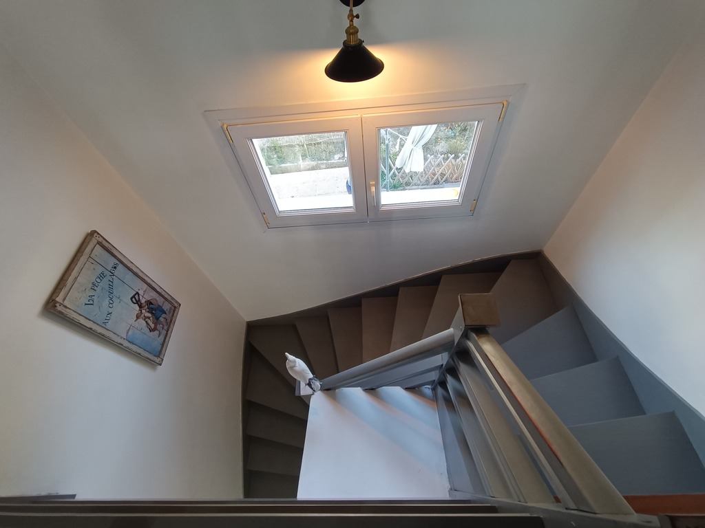 Rénovation Qualitative & Commerces à Pied Pour Cette maison des Années 60 Sur Son Terrain Clos de 280m²